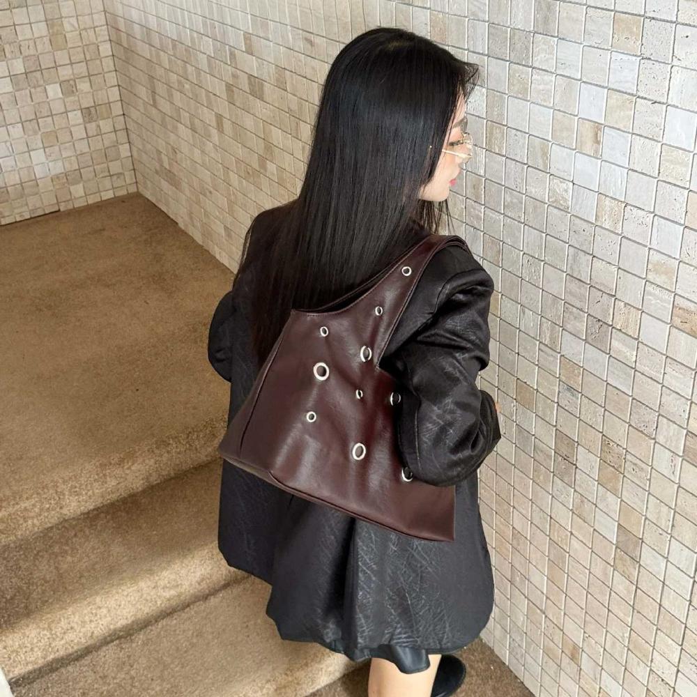 Rivet Decor Design Vintage Shoulder Bag Punk Handbag Coffee Underarm Bag Luxury Design Lady Tote Bag 40x19x11cm
Rivet Decor Design Vintage Shoulder Bag Punk Handbag Coffee Underarm Bag Luxury Design Lady Tote Bag 40x19x11cm