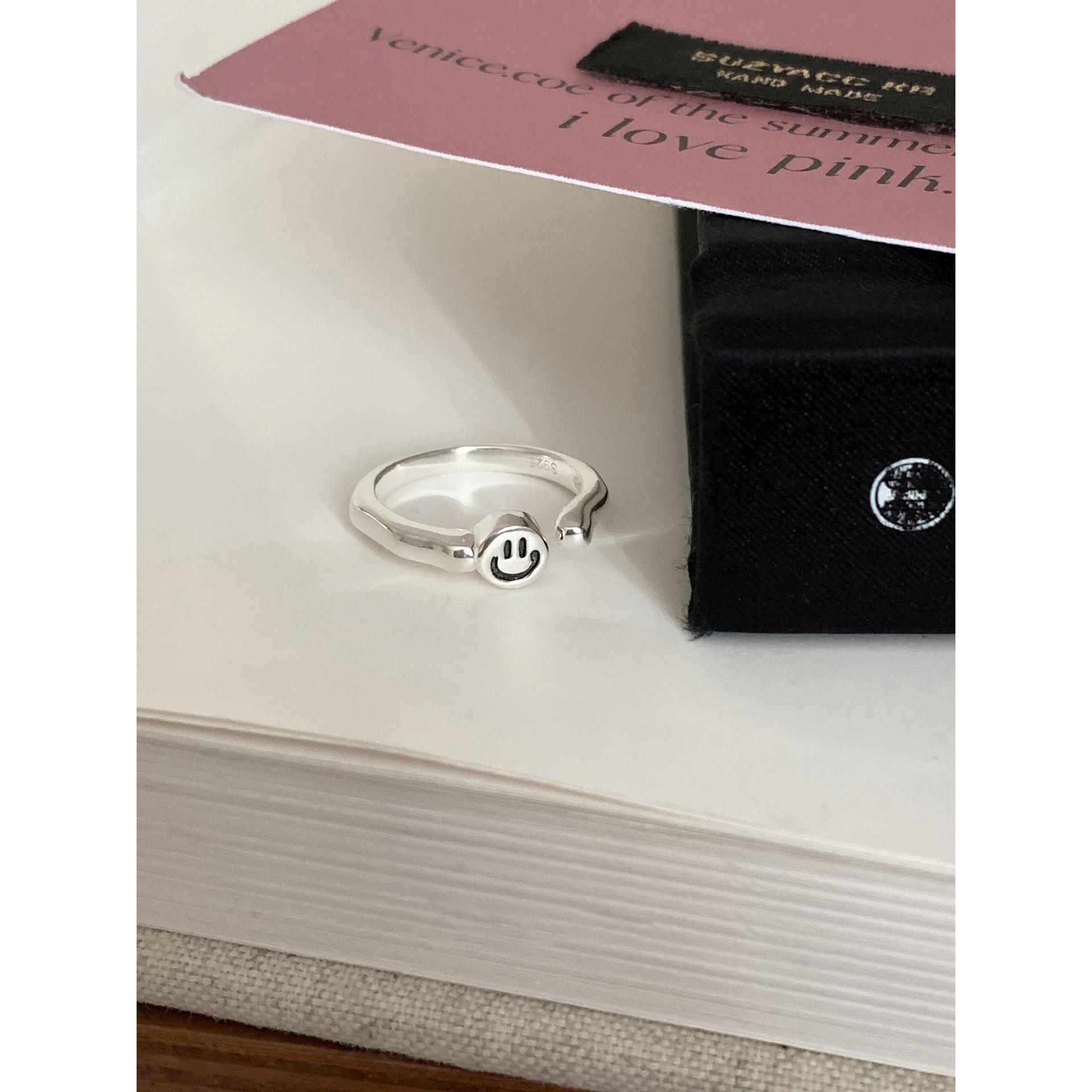 Стильное медное геометрическое кольцо для женщин с универсальным дизайном, идеально подходящее для модных и прогрессивных личностей.
Стильное медное геометрическое кольцо для женщин с универсальным дизайном, идеально подходящее для модных и прогрессивных личностей.