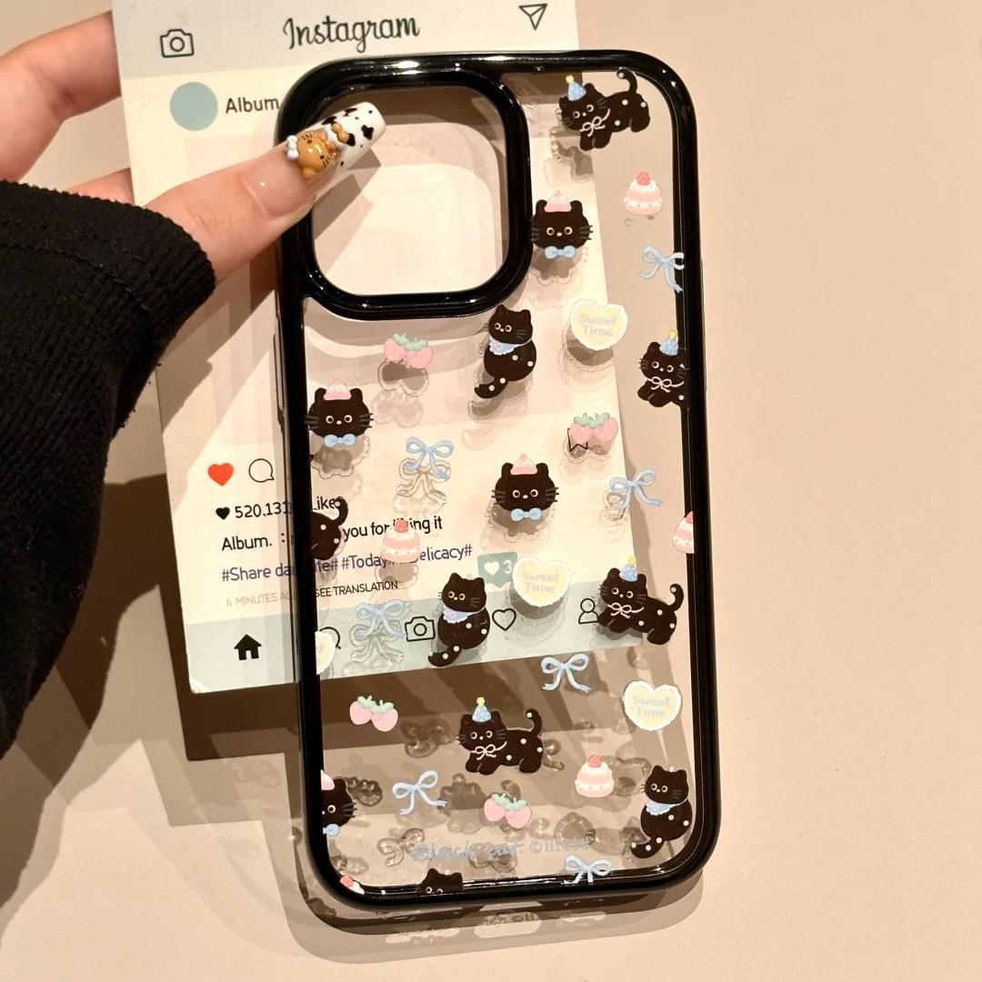 Крем Черный край Полный экран Клубника Маленький черный кот Подходит для чехла для мобильного телефона Apple 16promax iPhone 15/14/13 iPhone 15 Pus
Крем Черный край Полный экран Клубника Маленький черный кот Подходит для чехла для мобильного телефона Apple 16promax iPhone 15/14/13 iPhone 15 Pus