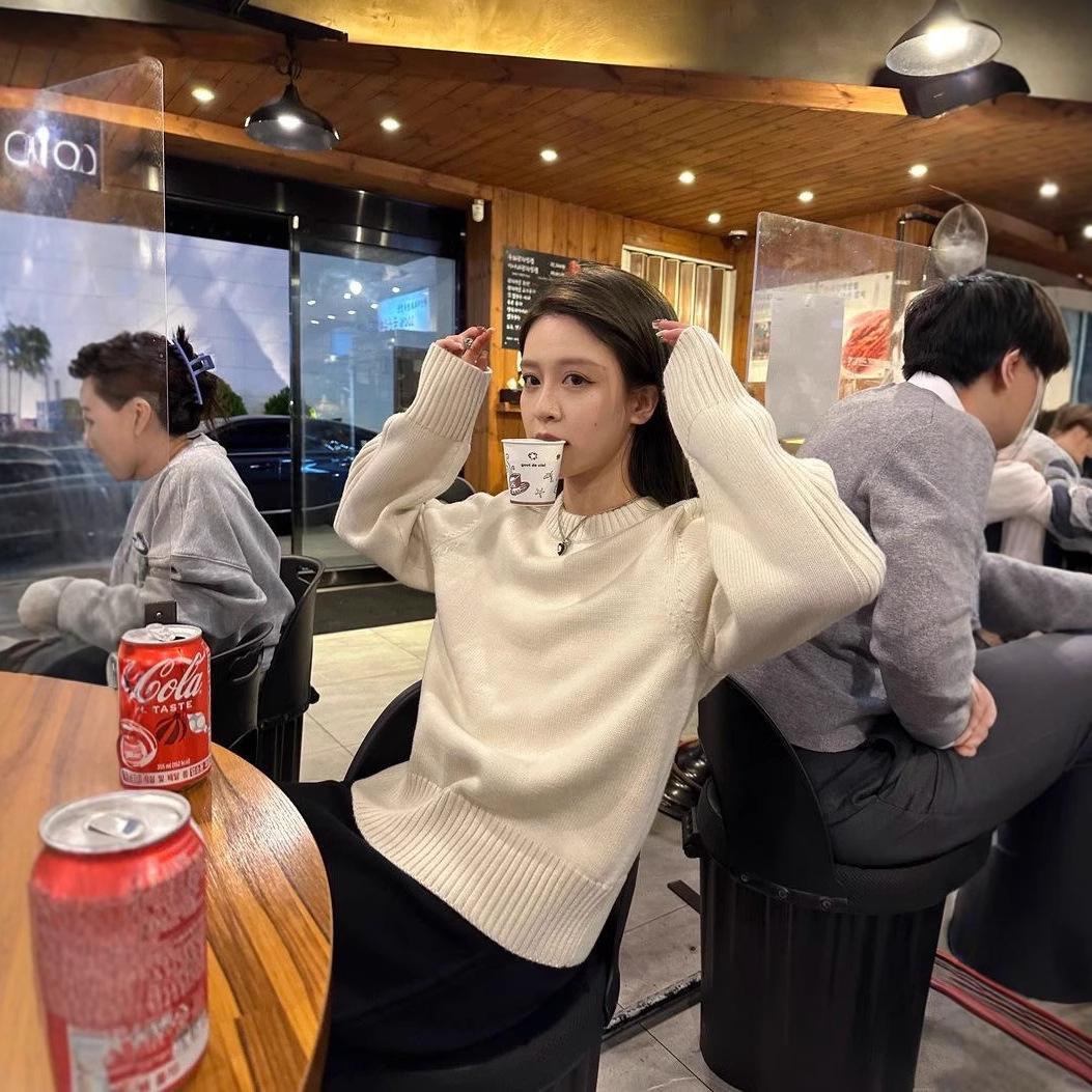 Korean Style Ribbed Round Neck Pullover Sweater for Women - Loose Fit, Versatile Knitwear for Autumn/Winter 2024. S
Korean Style Ribbed Round Neck Pullover Sweater for Women - Loose Fit, Versatile Knitwear for Autumn/Winter 2024. S