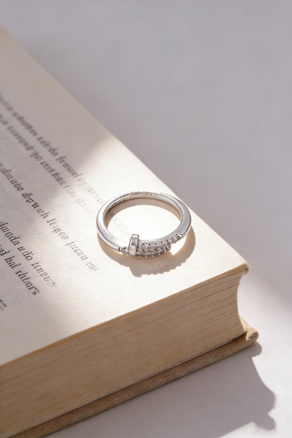 Chic Rhinestone Real Gold Plated Two-Tone Ring - Trendy Ins Style Women s Jewelry
Chic Rhinestone Real Gold Plated Two-Tone Ring - Trendy Ins Style Women s Jewelry