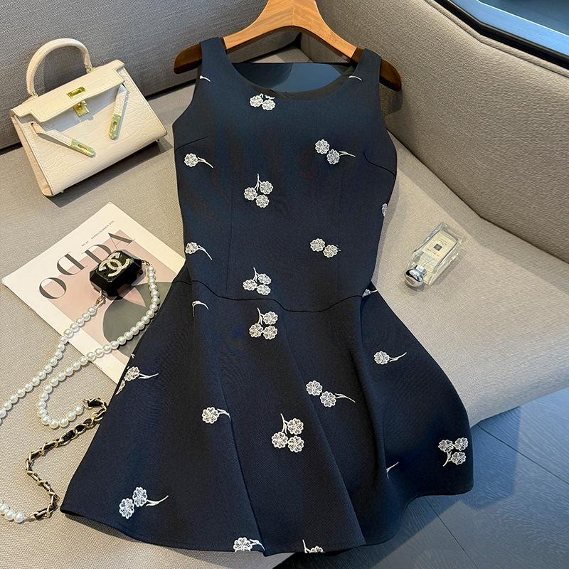 Butterfly Embroidery Black Dress: Stylish Waist-Cinching French Two-Piece for Autumn 2025 Small
Butterfly Embroidery Black Dress: Stylish Waist-Cinching French Two-Piece for Autumn 2025 Small