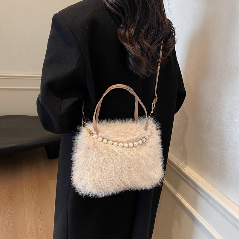 Cute plush bag women s 2025 new fashion versatile handbag small fresh versatile chain messenger bag 25*10*18 чорний
Cute plush bag women s 2025 new fashion versatile handbag small fresh versatile chain messenger bag 25*10*18 чорний