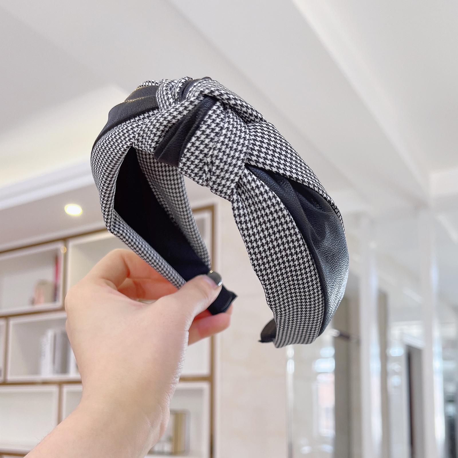 PROLY Новая Мода Женские Аксессуары для Волос ПУ Кожа Клетчатый Лоскутный Головной Убор Классическая Клетчатая Повязка на Голову
PROLY Новая Мода Женские Аксессуары для Волос ПУ Кожа Клетчатый Лоскутный Головной Убор Классическая Клетчатая Повязка на Голову