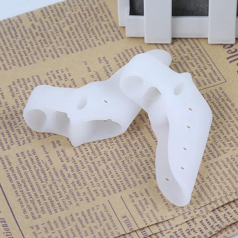 1 Pair 3-hole Toe Divider Soft Pad Thumb Valgus Correction Day And Night With Protection Toe Foot Bone Orthopedic Corrector
1 Pair 3-hole Toe Divider Soft Pad Thumb Valgus Correction Day And Night With Protection Toe Foot Bone Orthopedic Corrector