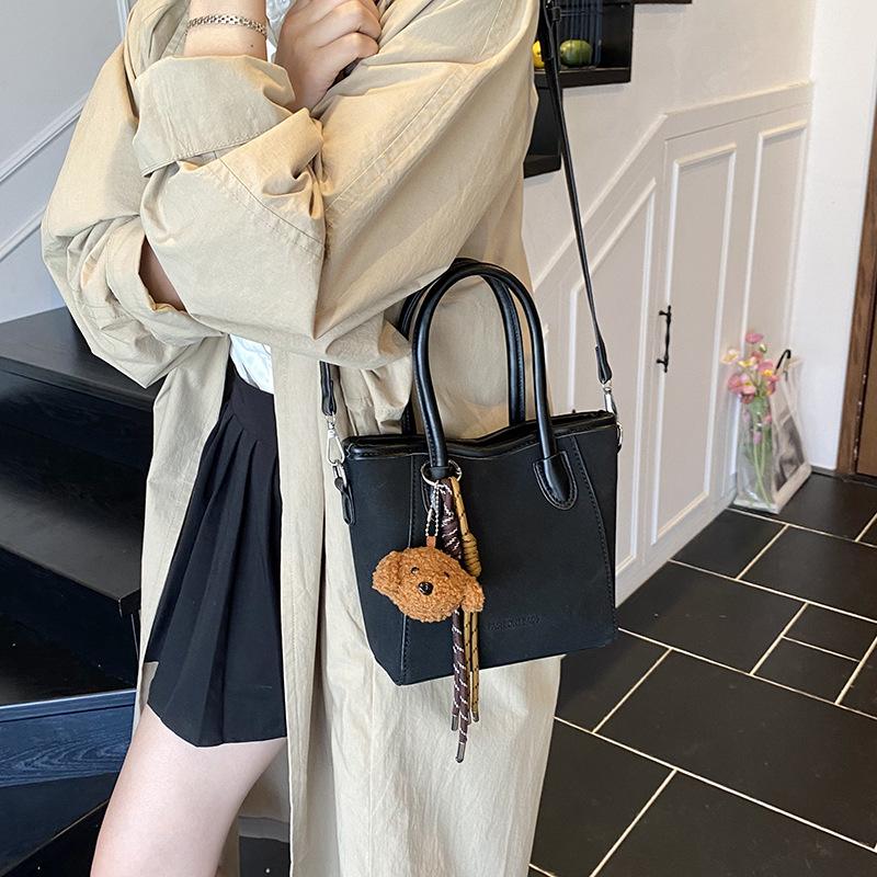 Korean niche design retro simple handbag women s 2025 autumn new fashion versatile messenger bucket bag no pendant
Korean niche design retro simple handbag women s 2025 autumn new fashion versatile messenger bucket bag no pendant