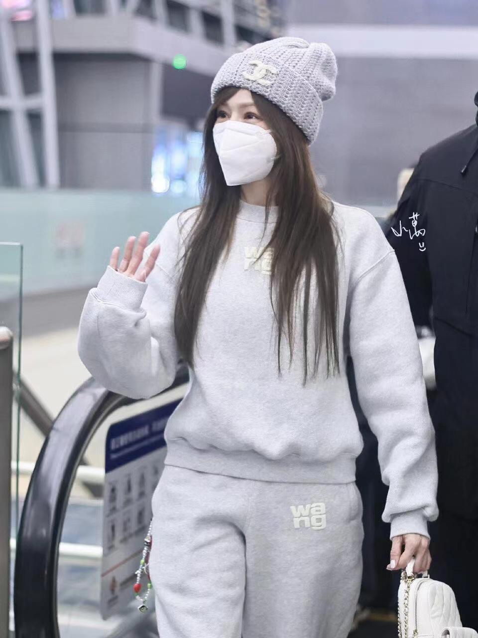 Трендовая женская повседневная толстовка из бархата с принтом от Wang Xinling осень/зима 2024 года L
Трендовая женская повседневная толстовка из бархата с принтом от Wang Xinling осень/зима 2024 года L