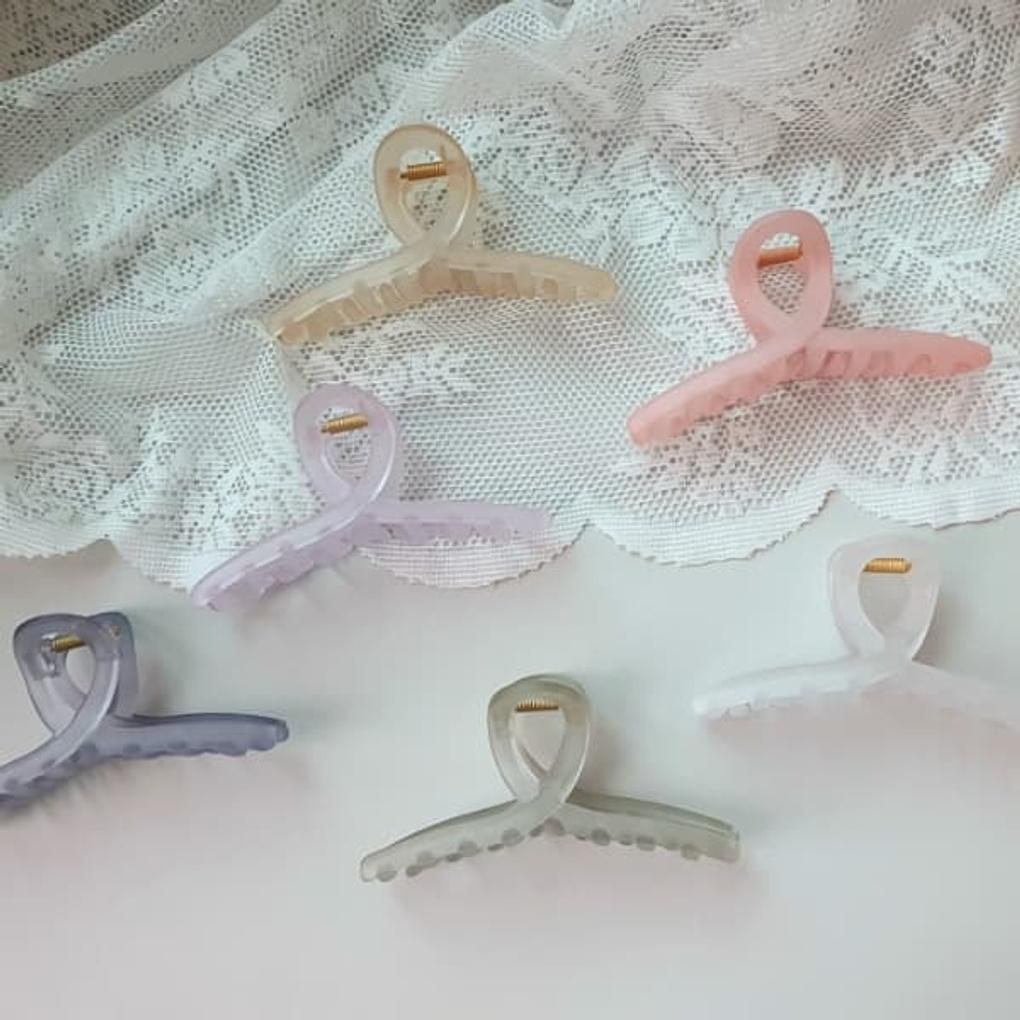 Женская прозрачная матовая заколка для волос пастельного цвета beige
Женская прозрачная матовая заколка для волос пастельного цвета beige