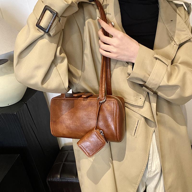 Trendy brand women s bags fashion mailbox bags women s 2025 new shoulder armpit bags 23*7.5*13.5 чёрный
Trendy brand women s bags fashion mailbox bags women s 2025 new shoulder armpit bags 23*7.5*13.5 чёрный