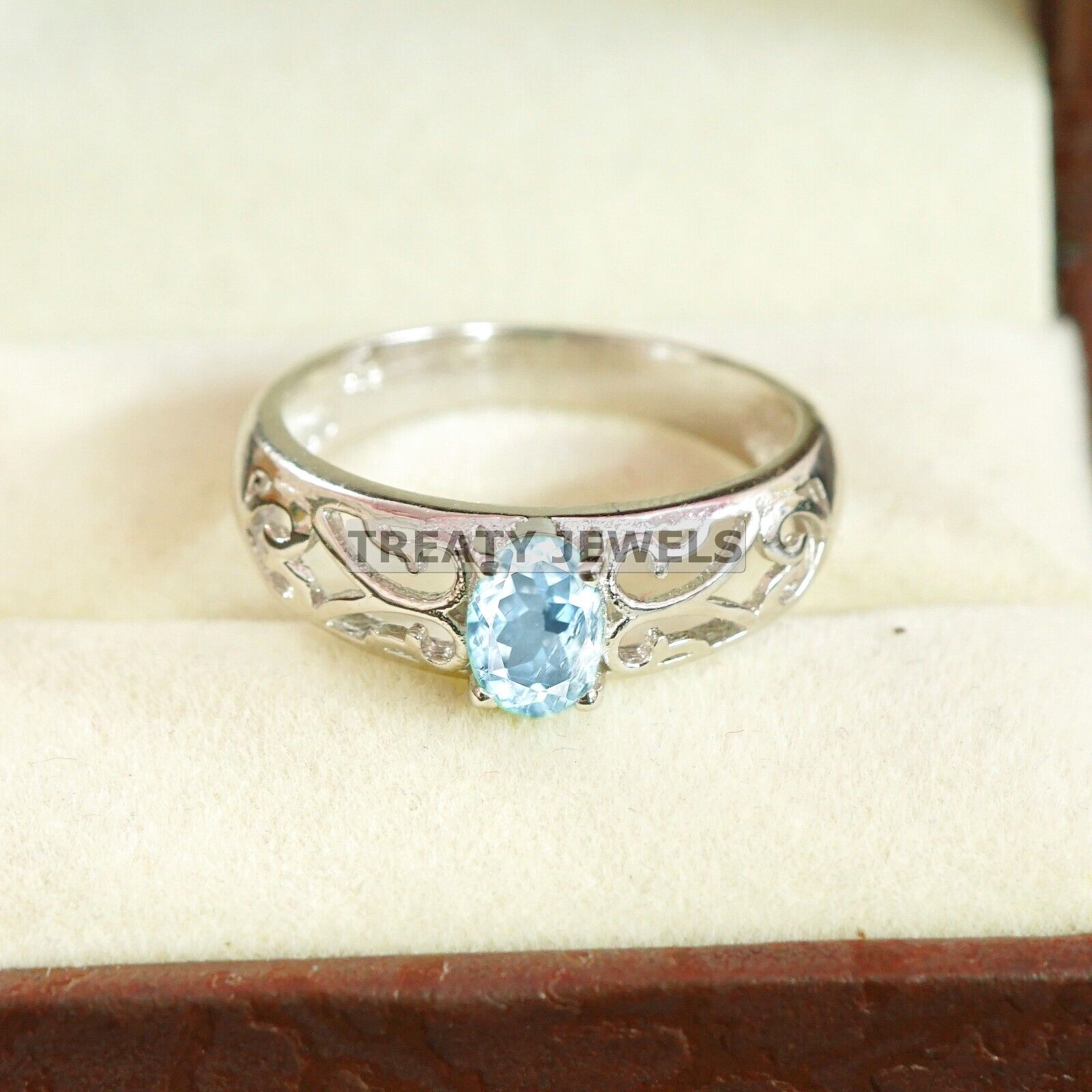 Aquamarine Oval Cut Gemstone With 925 Sterling Silver Ring For Men s #A741 JL375659049973 4-16 US срібний
Aquamarine Oval Cut Gemstone With 925 Sterling Silver Ring For Men s #A741 JL375659049973 4-16 US срібний