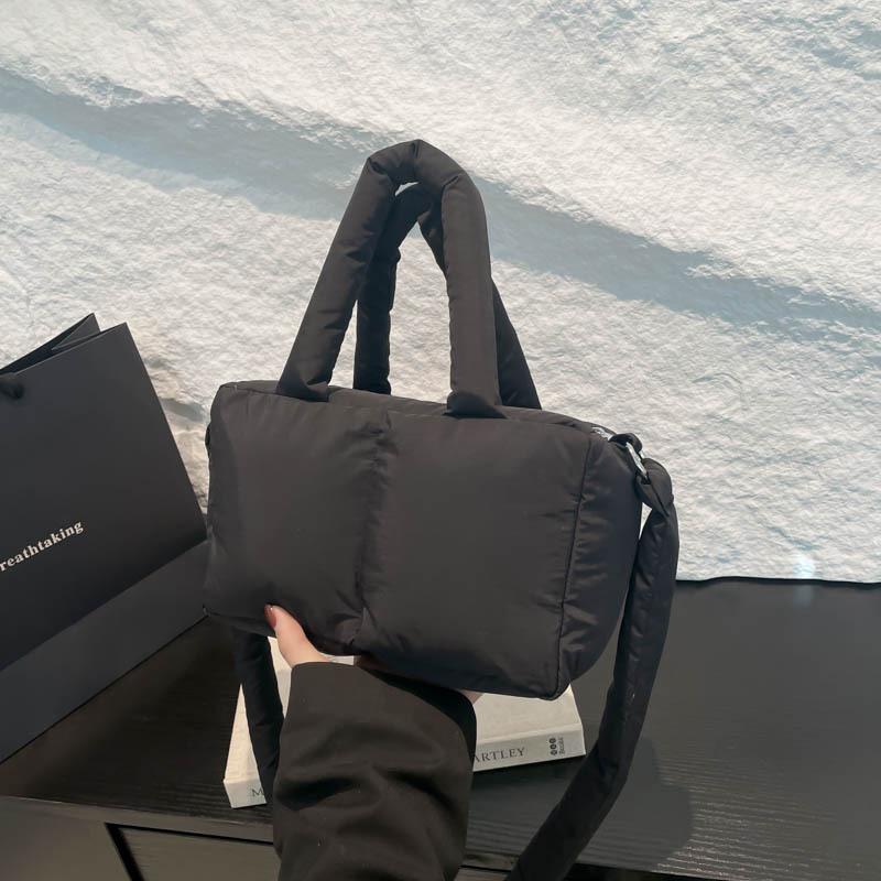 Сумка-тоут через плечо с хлопковым наполнителем, модная универсальная сумка из легкой мягкой пуховой ткани
Сумка-тоут через плечо с хлопковым наполнителем, модная универсальная сумка из легкой мягкой пуховой ткани