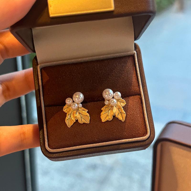 Light luxury brushed maple leaf grape necklace earrings for women spring pearl sweater chain high-end banquet jewelry gift
Light luxury brushed maple leaf grape necklace earrings for women spring pearl sweater chain high-end banquet jewelry gift