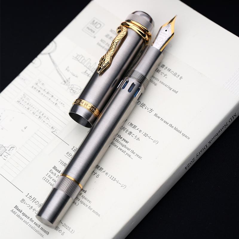 Majohn P137 Snake Year Limited Titanium Alloy Piston Fountain Pen Clip NO.6 Nib Snake Clip Business Student Writing Gift EF(0.38mm)
Majohn P137 Snake Year Limited Titanium Alloy Piston Fountain Pen Clip NO.6 Nib Snake Clip Business Student Writing Gift EF(0.38mm)