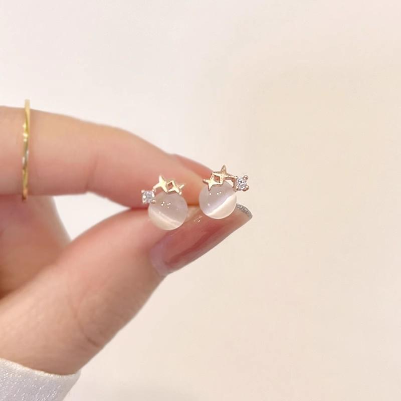Opal stud earrings for women s new trendy earrings, foreign style, small and exquisite earbone studs, daily commuting, niche sterling silver earrings.
Opal stud earrings for women s new trendy earrings, foreign style, small and exquisite earbone studs, daily commuting, niche sterling silver earrings.