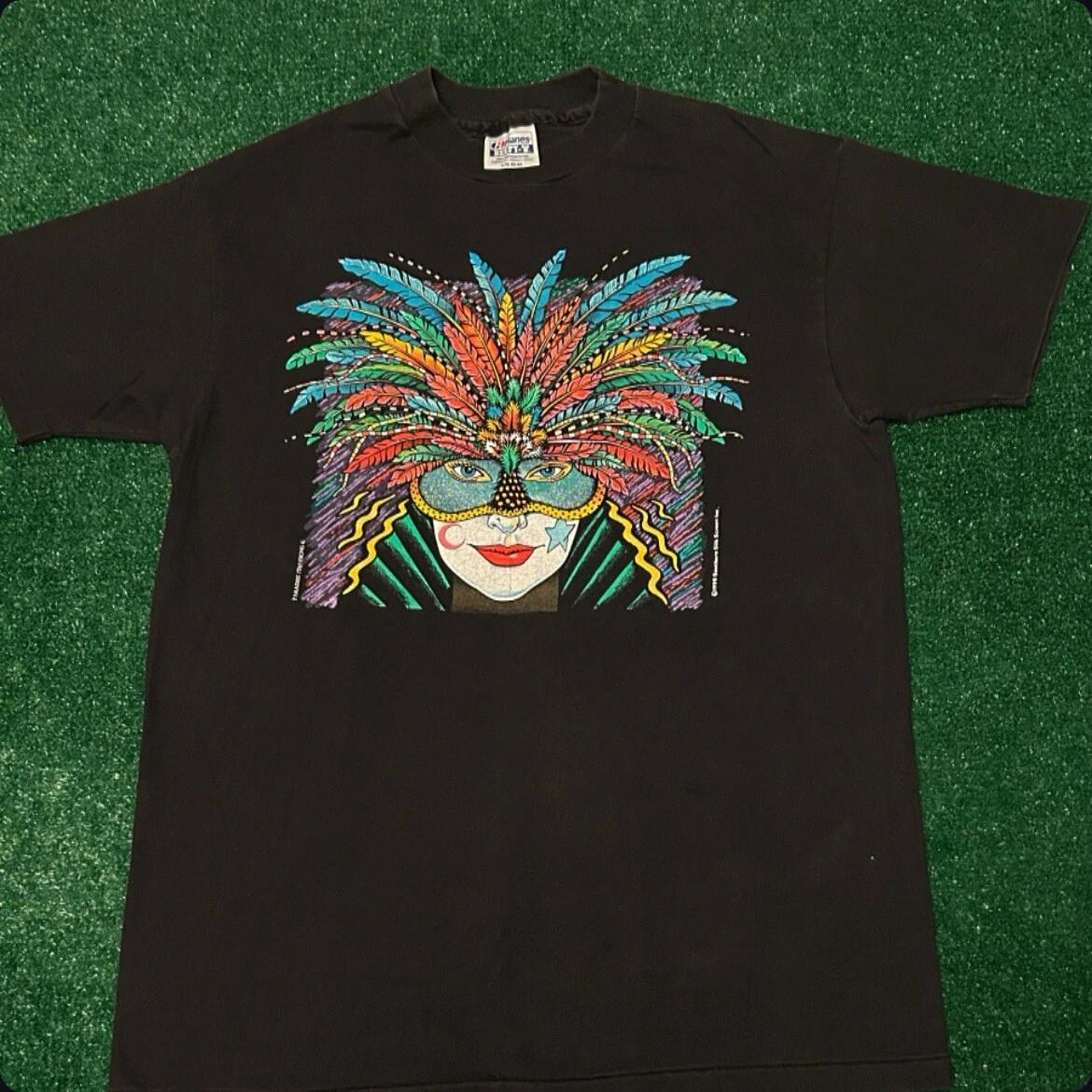 Vintage 90s Art Tee Mardi Gras Circus Feathers VTG 1990 Shirt Mens Size Large S
Vintage 90s Art Tee Mardi Gras Circus Feathers VTG 1990 Shirt Mens Size Large S