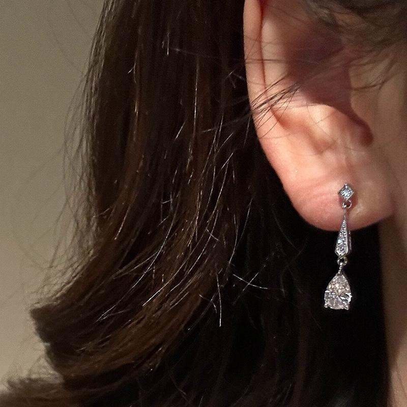 Sparkling Diamond Full Elegant Water Drop earrings for women Light Luxury high-quality Earring Wedding Engagement Jewelry Gifts серебряный
Sparkling Diamond Full Elegant Water Drop earrings for women Light Luxury high-quality Earring Wedding Engagement Jewelry Gifts серебряный