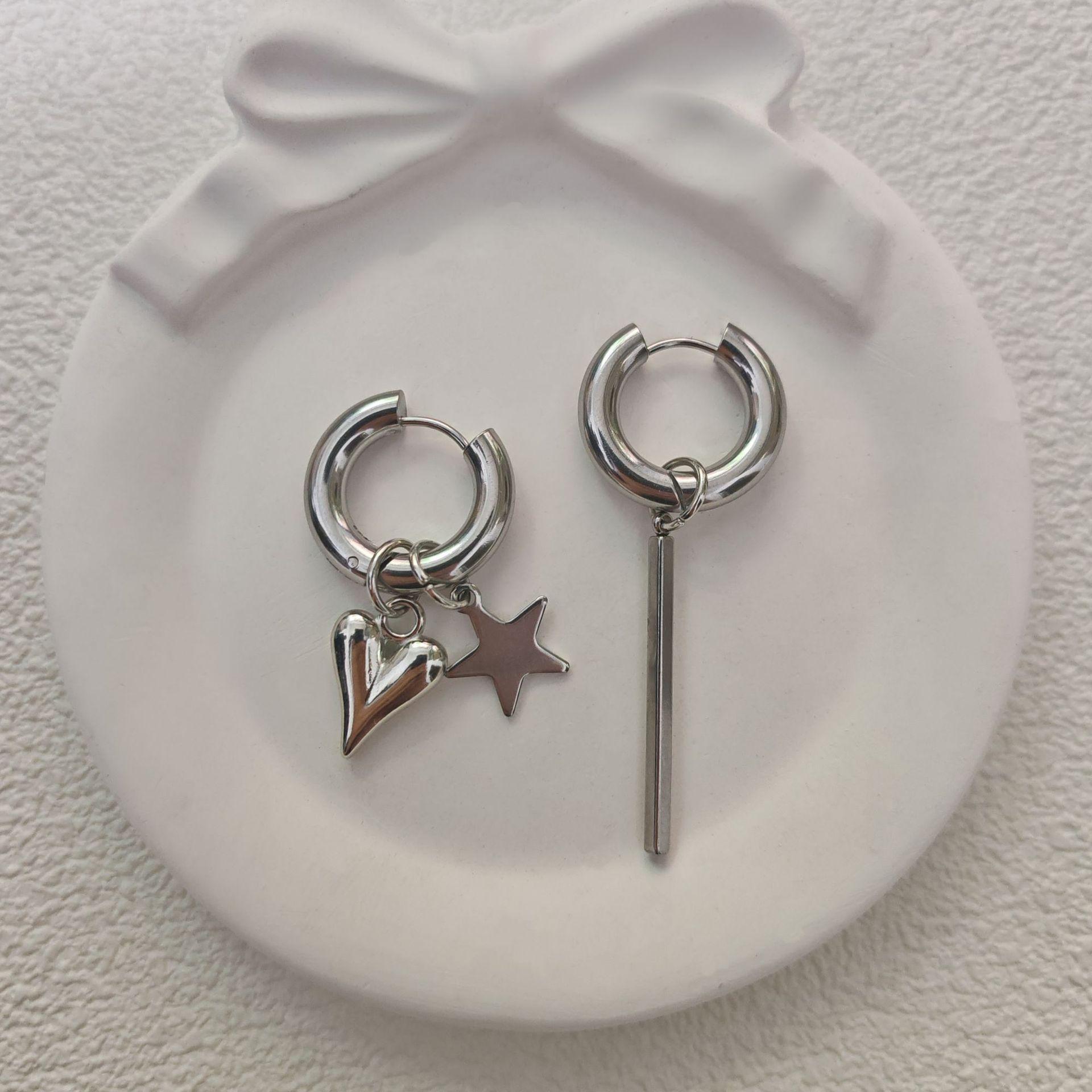 Асимметричные серебряные серьги-подвески в виде сердца и звезды с дизайном в виде прямой планки
Асимметричные серебряные серьги-подвески в виде сердца и звезды с дизайном в виде прямой планки