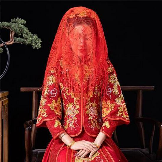 Китайская вышитая красная фата Свадебное платье Сюхэ с мандариновыми утками и кружевной шелковый атласный головной платок
Китайская вышитая красная фата Свадебное платье Сюхэ с мандариновыми утками и кружевной шелковый атласный головной платок