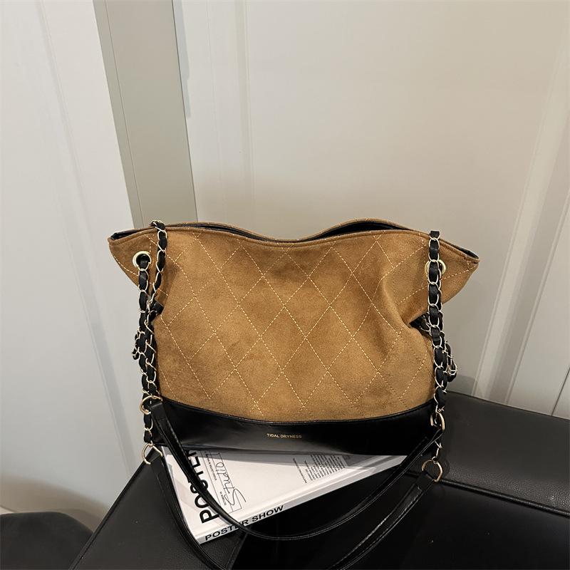 2025 new European and American retro matte tote bag high value small fragrant style Lingge chain single shoulder messenger bag bag women коричневый
2025 new European and American retro matte tote bag high value small fragrant style Lingge chain single shoulder messenger bag bag women коричневый