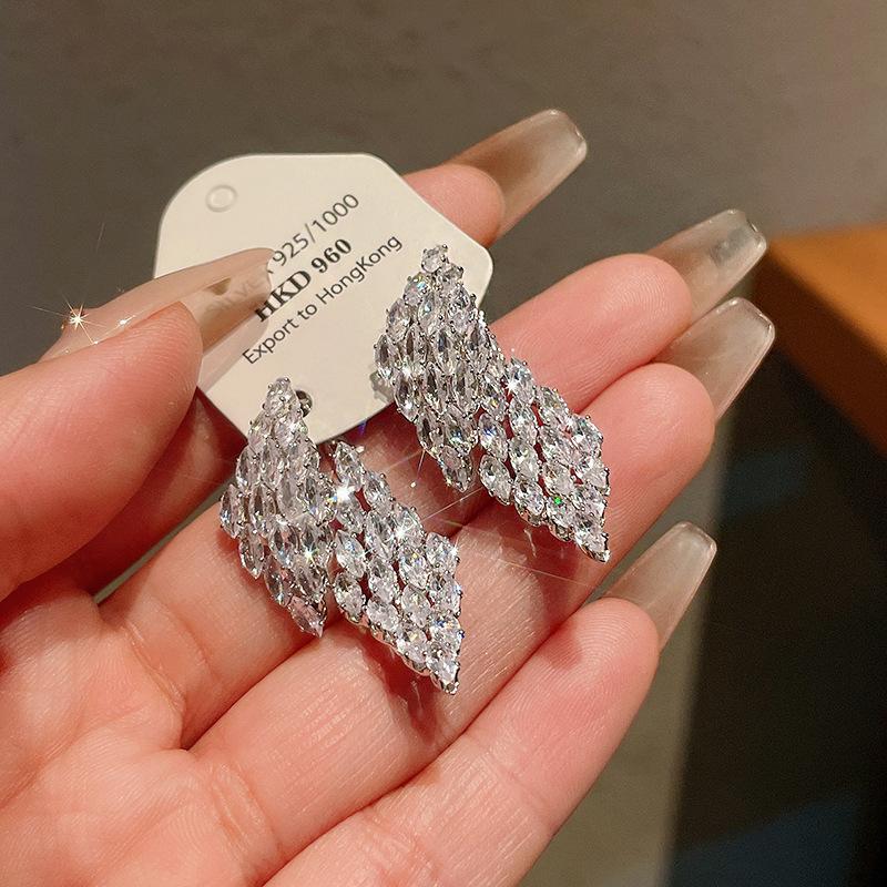 Steel needle zircon rhombus front and rear two-wear earrings fashion super flash earrings light luxury high-end versatile earrings
Steel needle zircon rhombus front and rear two-wear earrings fashion super flash earrings light luxury high-end versatile earrings