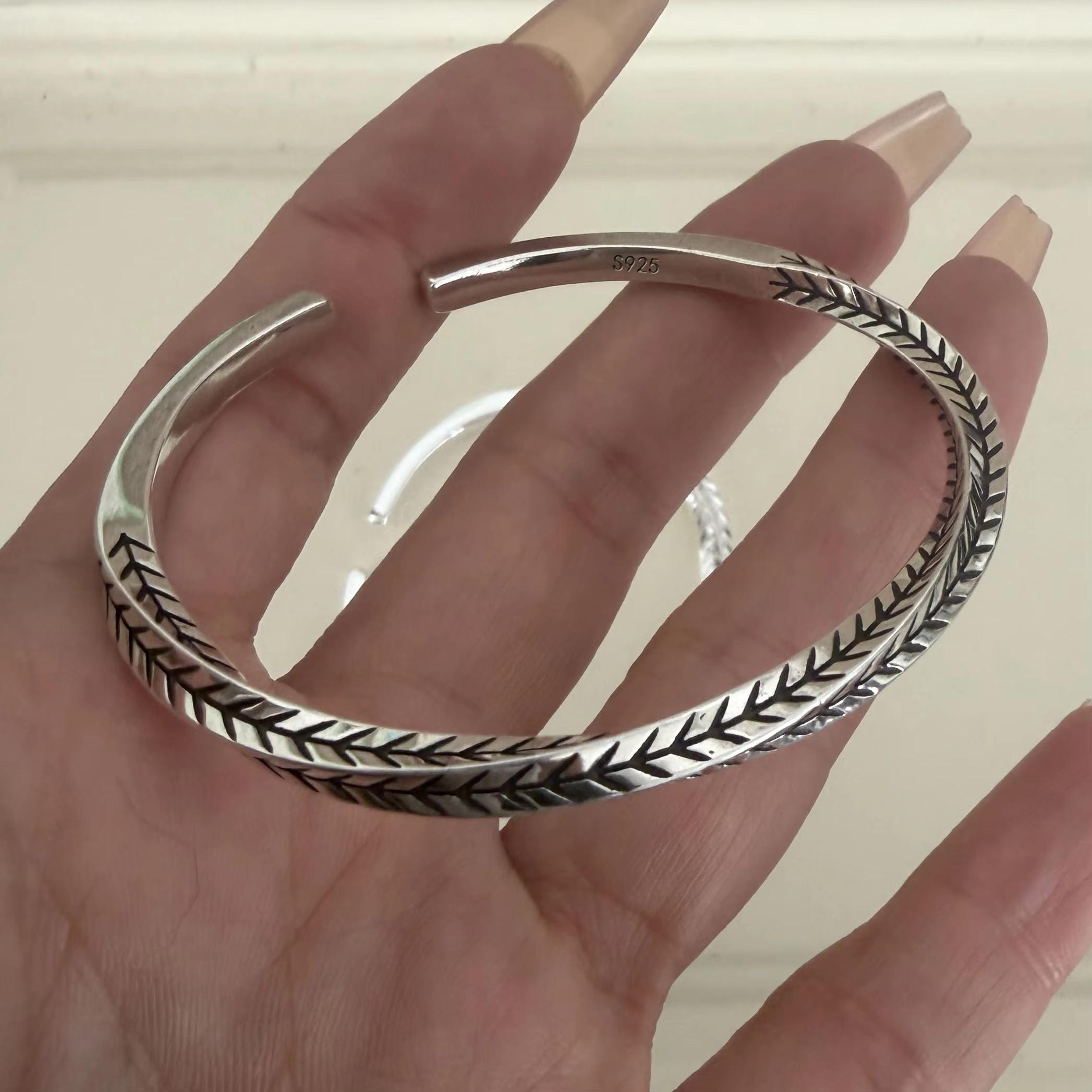 100% Solid 925 Sterling Silver Retro Bracelet for Women Men Vintage Handmade Narrow Leaf Pattern Simple Bracelet Birthday Gift
100% Solid 925 Sterling Silver Retro Bracelet for Women Men Vintage Handmade Narrow Leaf Pattern Simple Bracelet Birthday Gift