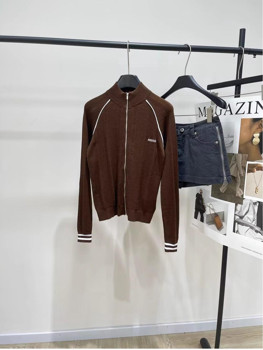 Хлопковый кардиган от кутюр с воротником-стойкой на молнии кофейного цвета с белой отделкой Large
Хлопковый кардиган от кутюр с воротником-стойкой на молнии кофейного цвета с белой отделкой Large