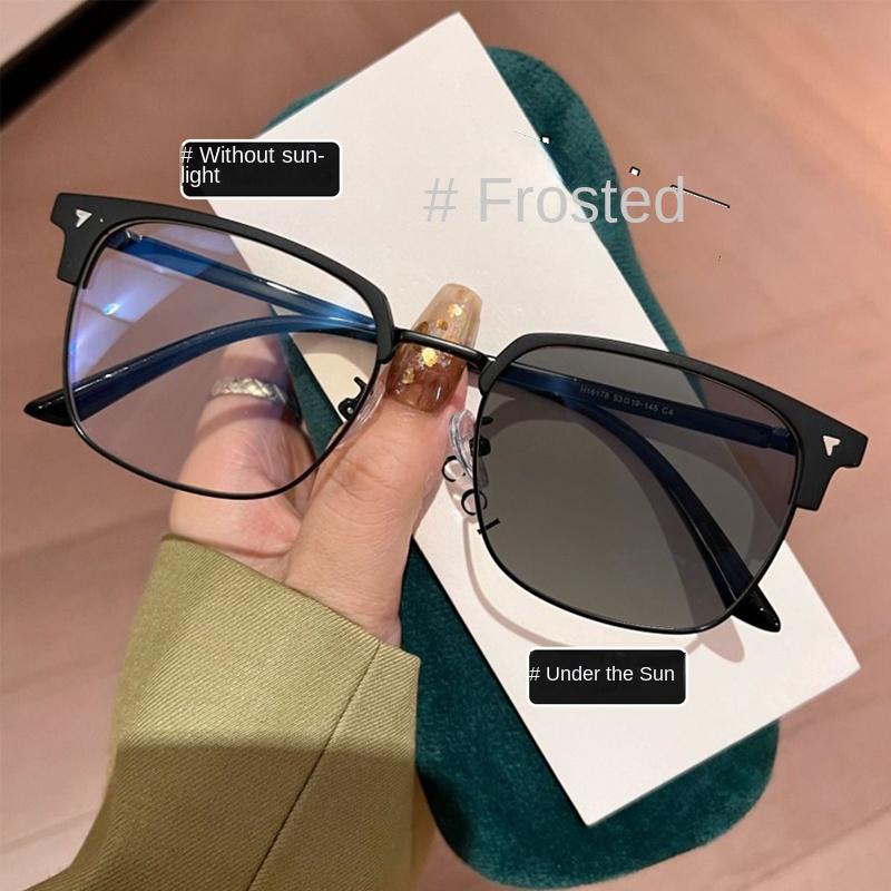 Фотохромні антивипромінювальні окуляри з синім світлом квадратні металеві оправи комп ютерні окуляри для жінок і чоловіків змінні лінзи 0
Фотохромні антивипромінювальні окуляри з синім світлом квадратні металеві оправи комп ютерні окуляри для жінок і чоловіків змінні лінзи 0