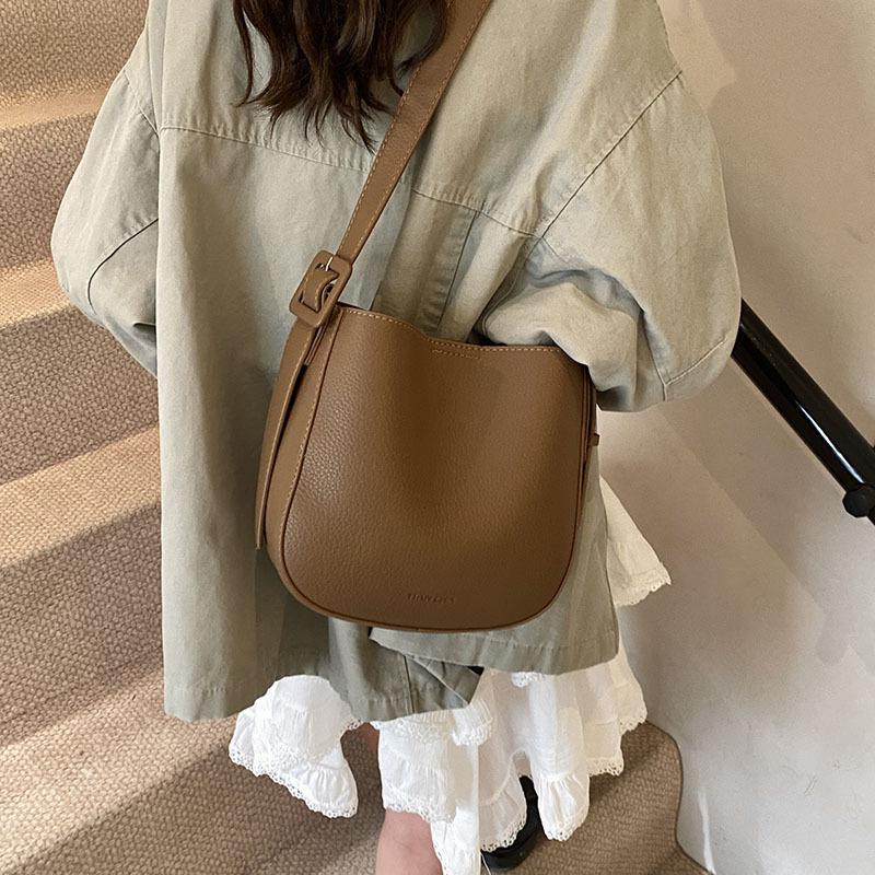 Retro handbag bag women s new fashion high-end bucket bag niche versatile messenger bag чорний
Retro handbag bag women s new fashion high-end bucket bag niche versatile messenger bag чорний