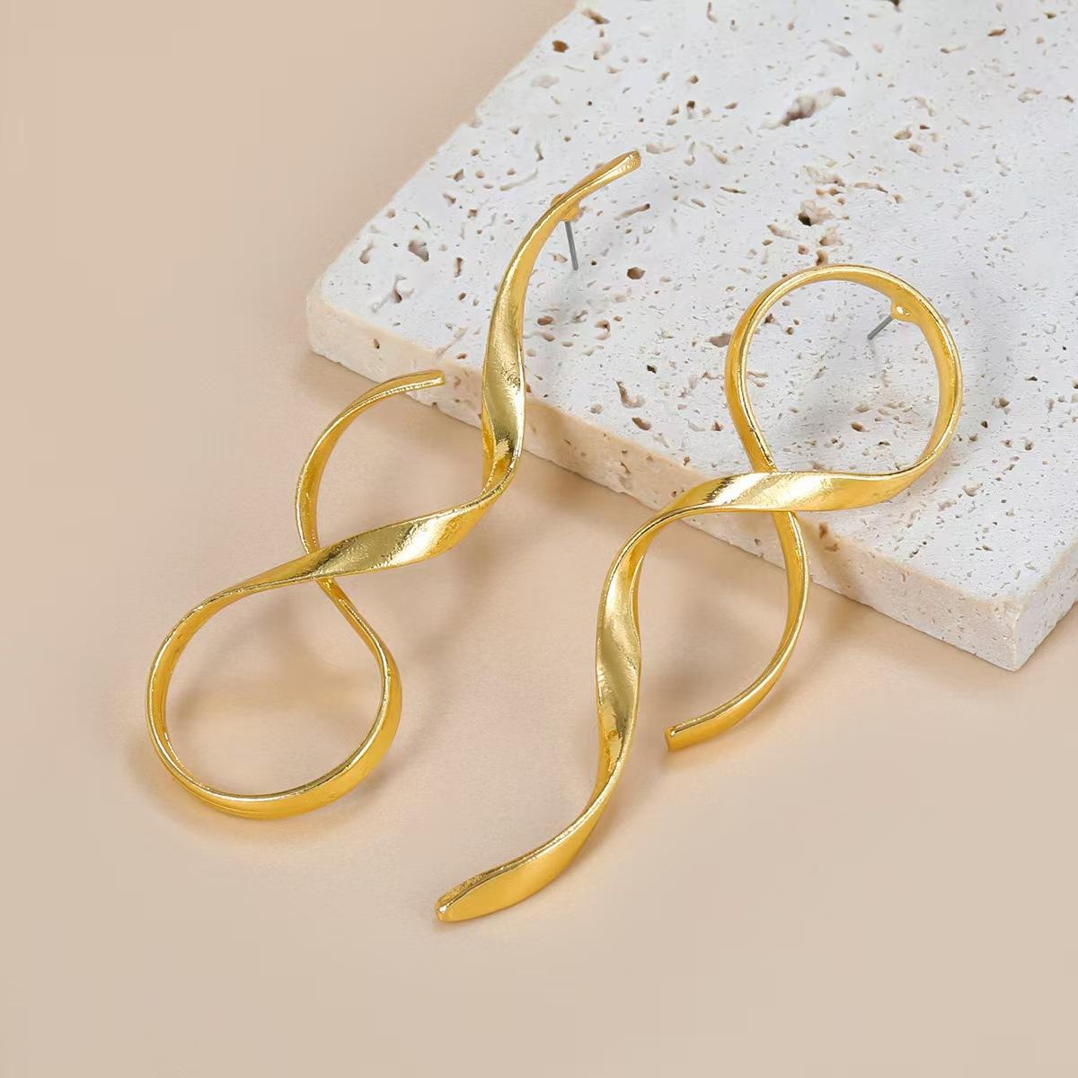 The new torque alloy earrings are exaggerated earrings, which are fashionable and not line art jewelry.
The new torque alloy earrings are exaggerated earrings, which are fashionable and not line art jewelry.