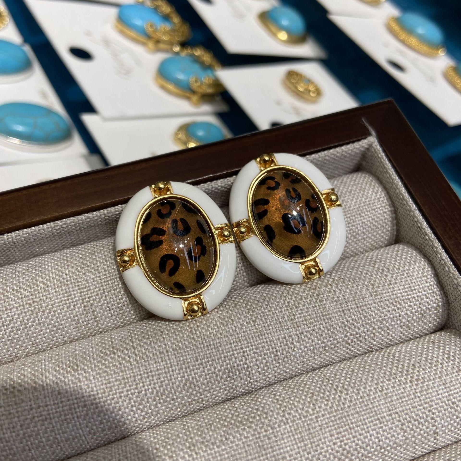 Vintage Leopard Print Design White Dripping Oval Stud Earrings Women S Fashion Commuter Versatile Ear Jewelry Batch
Vintage Leopard Print Design White Dripping Oval Stud Earrings Women S Fashion Commuter Versatile Ear Jewelry Batch