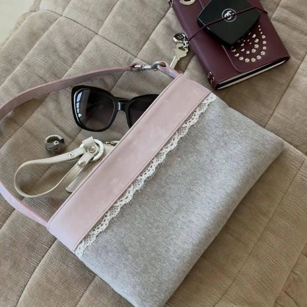 Splicing Lace Single Shoulder Gray Pink Ctrast Color Spring Summer 2026 Canvas Bag Large Capacity Commuting Armpit Bags
Splicing Lace Single Shoulder Gray Pink Ctrast Color Spring Summer 2026 Canvas Bag Large Capacity Commuting Armpit Bags