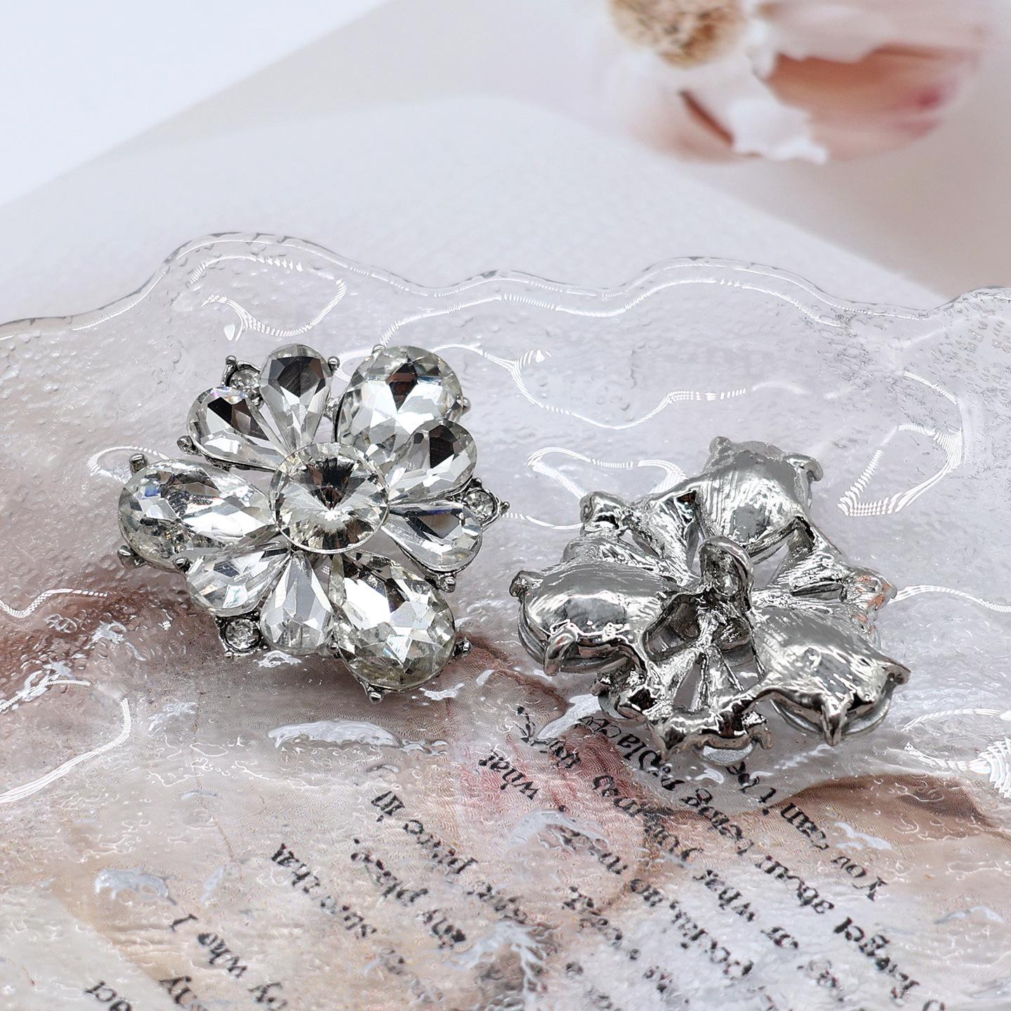 Exquisite Mink Fur Cashmere Coat with Rhinestone and Metal Flower Buttons
Exquisite Mink Fur Cashmere Coat with Rhinestone and Metal Flower Buttons