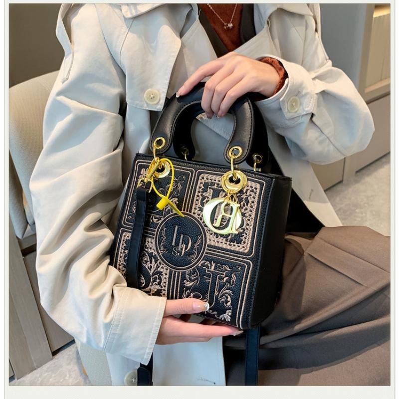 Retro Embroidery Ladies Handbag Fashion Splicing Collision Girls Shoulder Bag Light Luxury Hundred Slant Cross Bag
Retro Embroidery Ladies Handbag Fashion Splicing Collision Girls Shoulder Bag Light Luxury Hundred Slant Cross Bag
