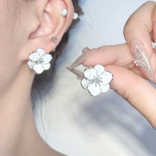 New super flash light luxury zircon flower stud earrings fashion high sense earrings niche simple versatile earrings ear jewelry серебряный
New super flash light luxury zircon flower stud earrings fashion high sense earrings niche simple versatile earrings ear jewelry серебряный