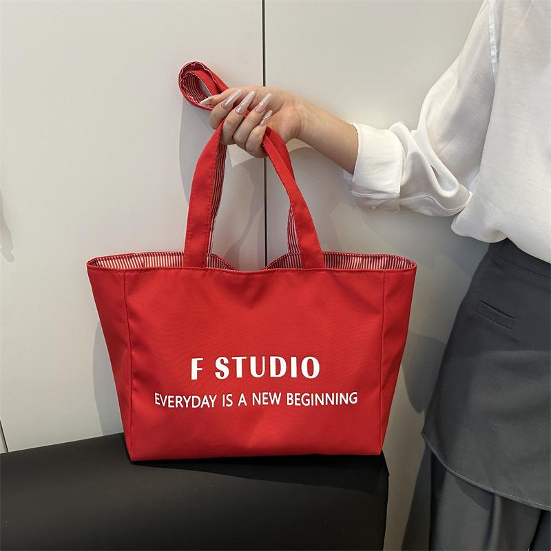 Новая двусторонняя универсальная корейская версия сумки-тоут с принтом букв, женская, большой вместимости, студенческая, для поездок на учебу, на плечо красный
Новая двусторонняя универсальная корейская версия сумки-тоут с принтом букв, женская, большой вместимости, студенческая, для поездок на учебу, на плечо красный