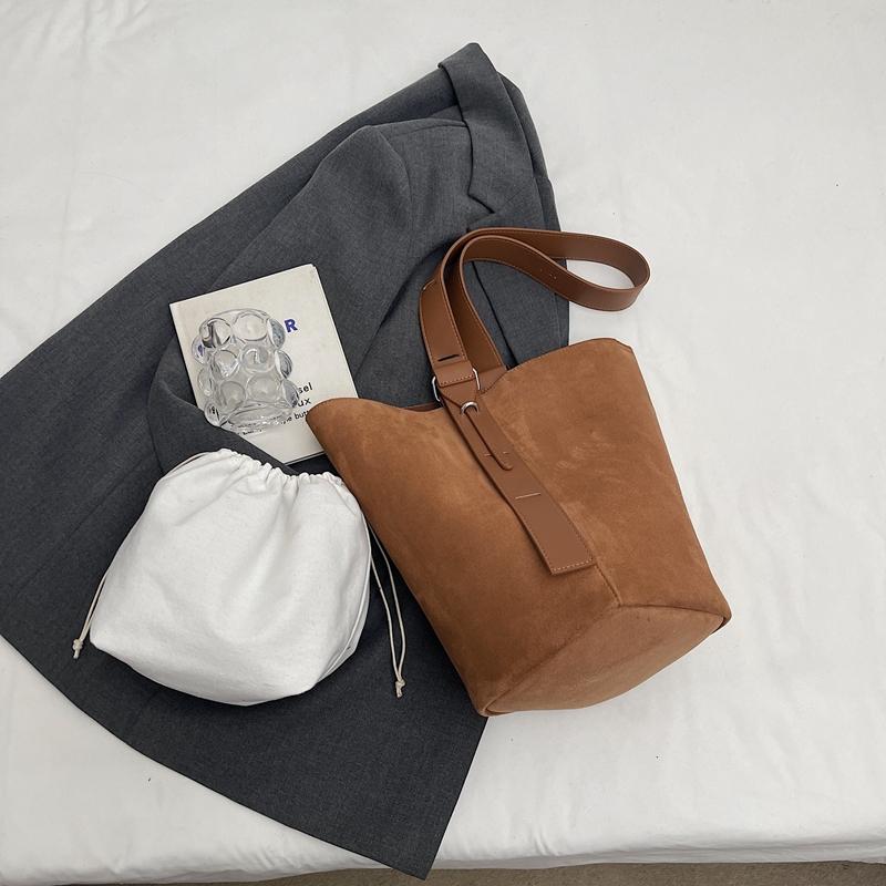 Branded Frosted PU Leather Shoulder Bucket Bag Set For Women 2-IN-1 Faux Suede Big Capacity Shopper Tote Designer Handbag Luxury 33x30x21cm
Branded Frosted PU Leather Shoulder Bucket Bag Set For Women 2-IN-1 Faux Suede Big Capacity Shopper Tote Designer Handbag Luxury 33x30x21cm