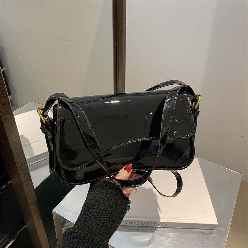 Стильная лаковая сумка через плечо 2025: Модная женская сумка кроссбоди для работы и поездок чёрный
Стильная лаковая сумка через плечо 2025: Модная женская сумка кроссбоди для работы и поездок чёрный