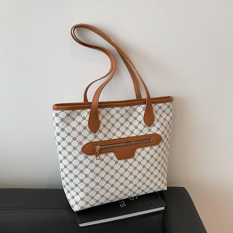 Stylish And Chic Tote Bag For Women With Large Capacity In Black Brown And White Colors білий
Stylish And Chic Tote Bag For Women With Large Capacity In Black Brown And White Colors білий