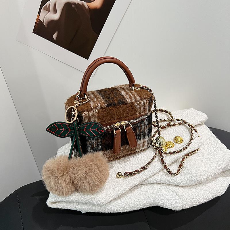 High-end niche mini bag women s new woolen chain messenger bag women s portable small square bag коричневый
High-end niche mini bag women s new woolen chain messenger bag women s portable small square bag коричневый