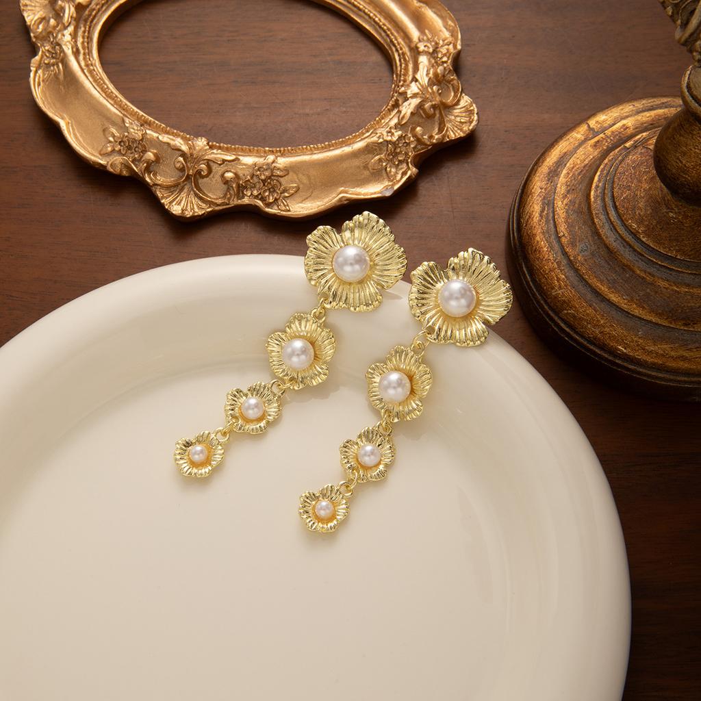 Metal Stud Earrings Retro Pearl Inlaid Pleated Flower Fringed Earrings Light Luxury Premium Earrings
