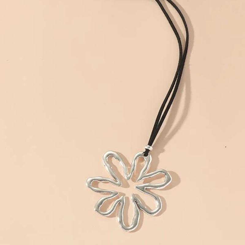 1PCS Simple Retro Personalized Hollowed Out Petal Lucky Grass Long Sweater Chain Necklace