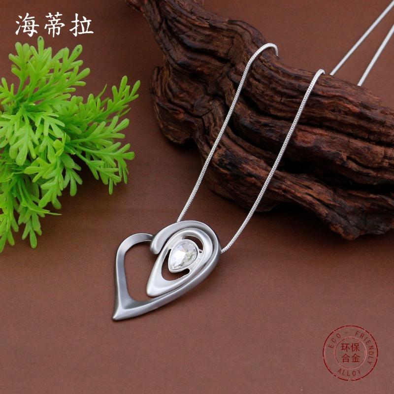 New matte hollow geometric love long pendant women's simple and advanced sense diamond-encrusted heart-shaped versatile necklace