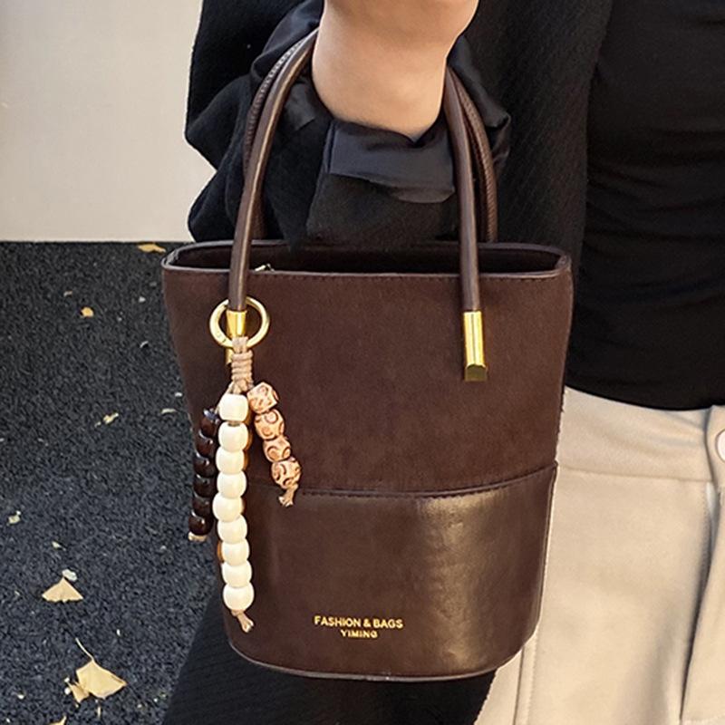 Fashion and high-value retro small bag women's winter new casual messenger bag portable bucket bag small bag