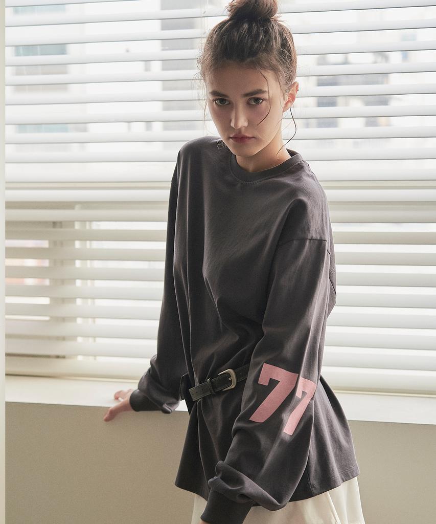 Iteoneolmomeonteu Number Point Loose Long Sleeve Tee _ Charcoal