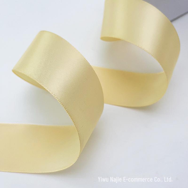 Ljusguld Satinsnöre Set: 2,5 cm Låda, 2 cm, 1 cm & 6 mm Rullar med Fjärilsdekorationer