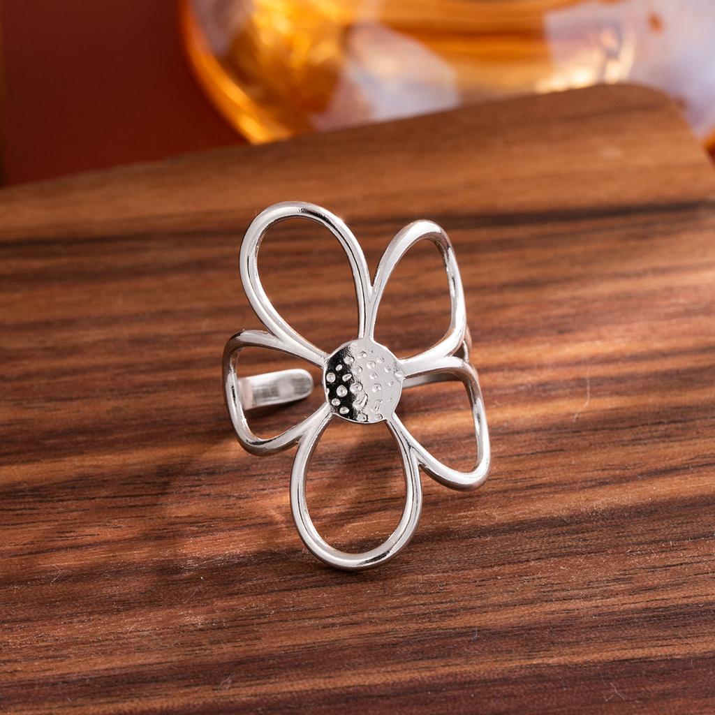 1Pcs Hollowed-out flower stainless steel ring - elegant and bold women's finger ring