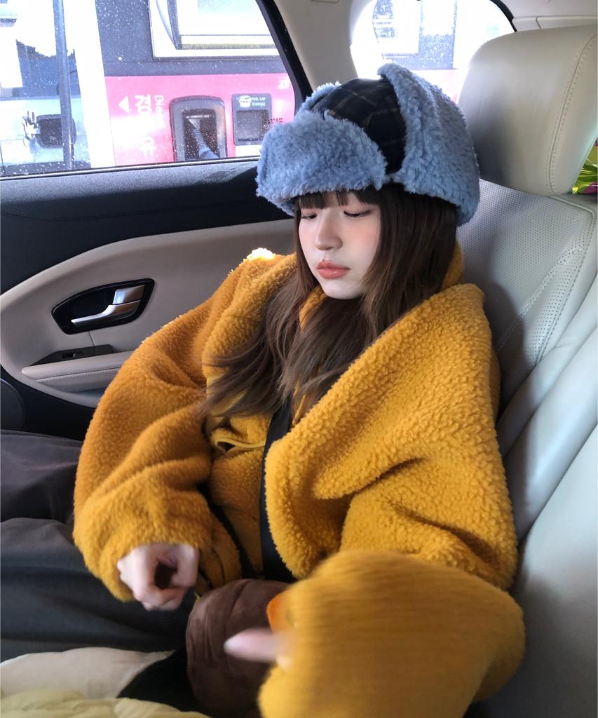 Yueolssesi Fuzzy Bunny Check Trapper Hat (Blue)