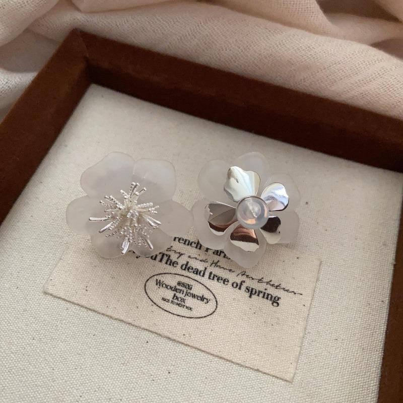 White Camellia Stud Earrings, High-End Transparent Petals, Small Fresh And Sweet Versatile Light Luxury Romantic Earrings