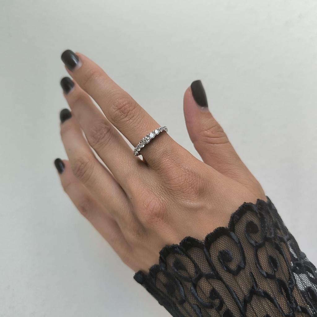 Серебряное кольцо с фианитами, вес изделия 2,53 гр (2187332)