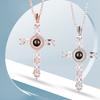 Collier Croix Design Nouveauté Brillant Alliage Croix 100 Langues Je T'aime Colliers à Projection pour Tenue Quotidienne